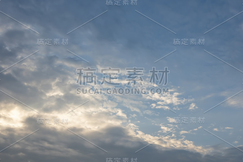 多云天气时天空中的气流运动