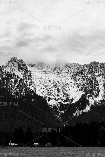 北喀斯喀特的白马山高耸于一所农舍之上