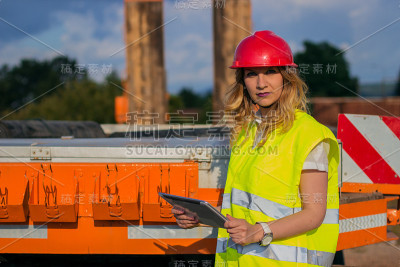 年轻女建筑工人