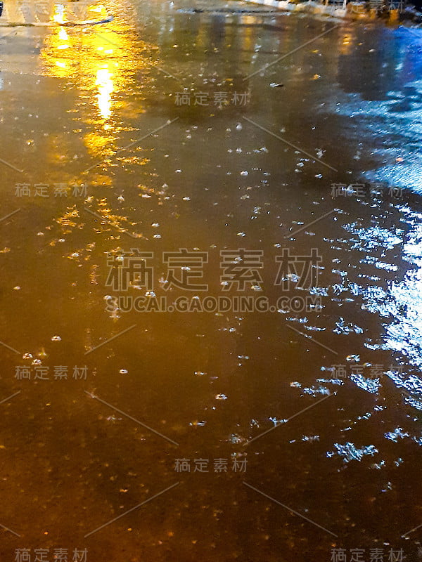 印度德里的道路在夜间的雨天视图，在夜间的暴雨视图