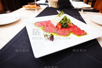 牛肉片配沙拉