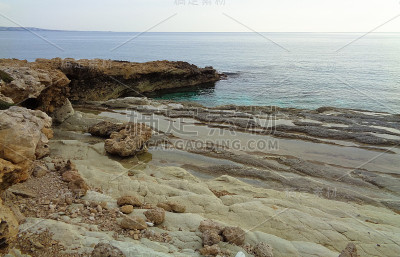 塞浦路斯帕福斯市附近地中海沿岸的珊瑚湾