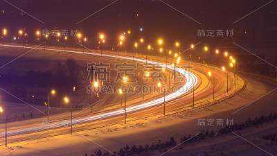 灯光在街道上摇曳