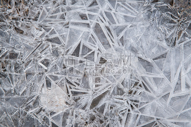 雪花和冰片从冻结