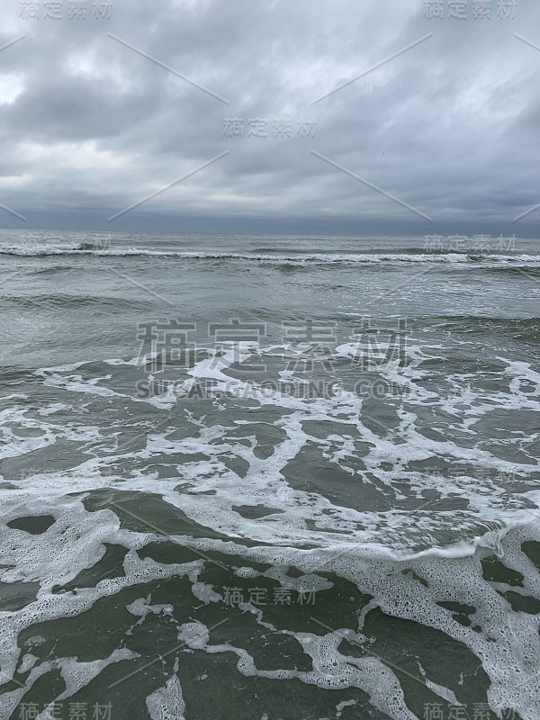 狂风暴雨的海