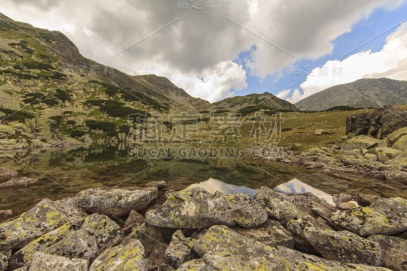 夏季山景秀丽，有冰川湖和雨云