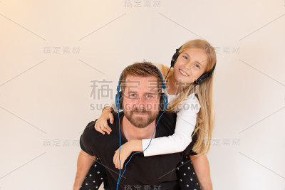 父亲和女儿在听音乐