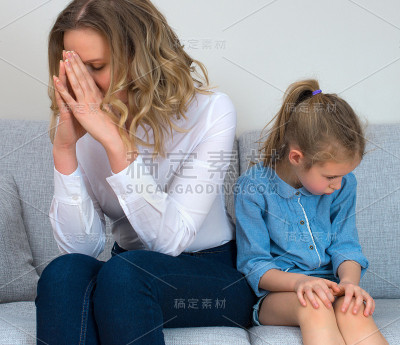 母亲和女儿在争吵。