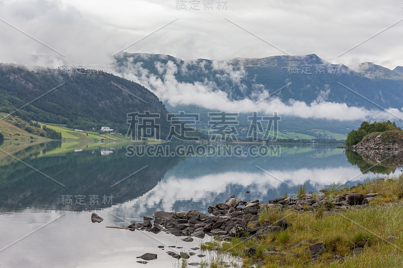 美丽的挪威的风景。海湾的景色。挪威理想的峡湾倒影在清澈的水中