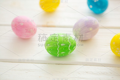 白色木质表面上的复活节彩蛋