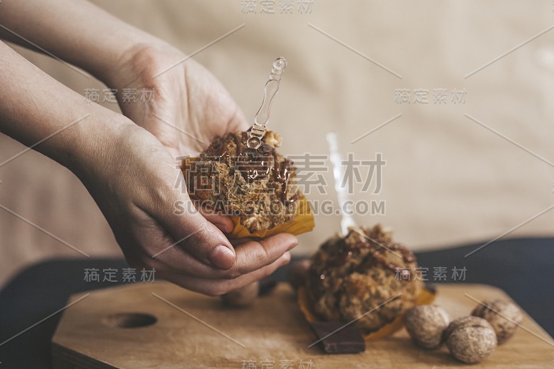 美味的燕麦饼干放在木砧板上