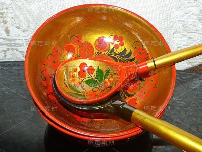 明亮的木制厨房用具。khokhroma是十七世纪俄罗斯古老的民间工艺。Khokhloma的传统元素是
