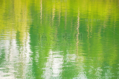 反映自然的水面。