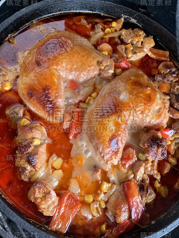 肉炖鸡腿，米饭和蔬菜