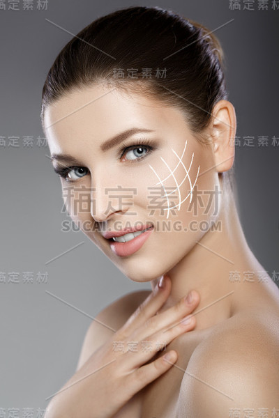 美丽的女人，蓝眼睛和干净新鲜的皮肤。温泉的肖像