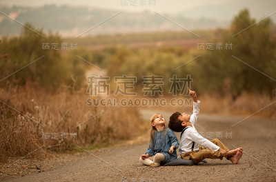 哥哥和姐姐秋天的路