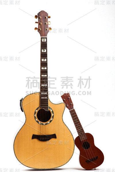 原声吉他和尤克里里在白色前面