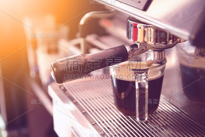 咖啡机在咖啡店里煮咖啡。