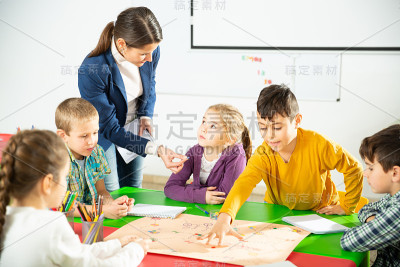孩子和老师在玩棋盘游戏