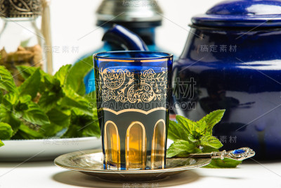 传统阿拉伯薄荷茶，白色背景