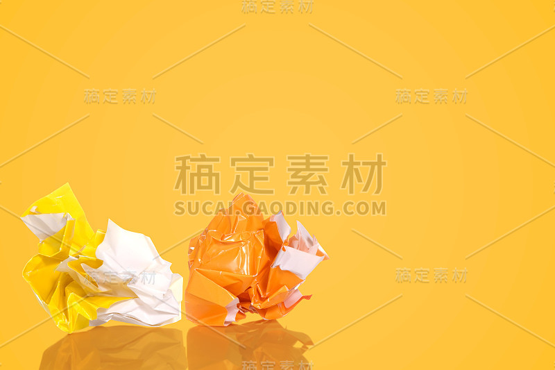 两张皱巴巴的纸，颜色鲜艳
