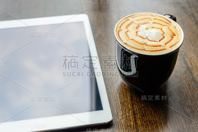 在俯视图木桌上的写字板