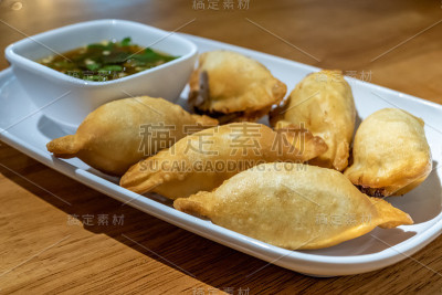 用蘸酱装在盘子里的饺子
