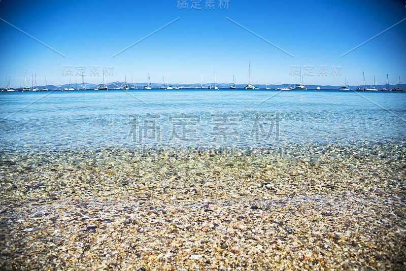 海湾里清澈的水