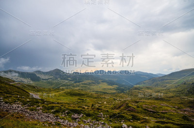 在高卢人的驼峰上漫步，在北约废弃的军事基地上徒步旅行