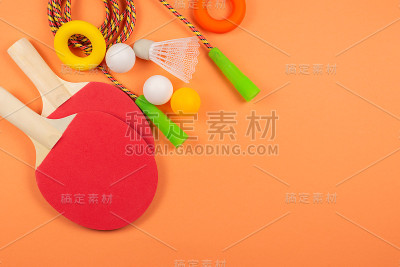 橙色背景上的运动器材。