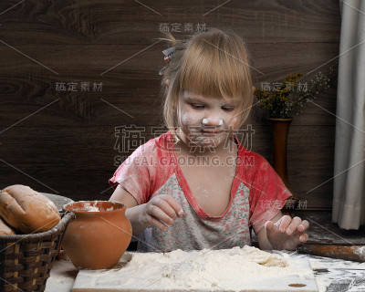 孩子在玩面粉
