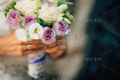 新娘手中捧着婚礼花束