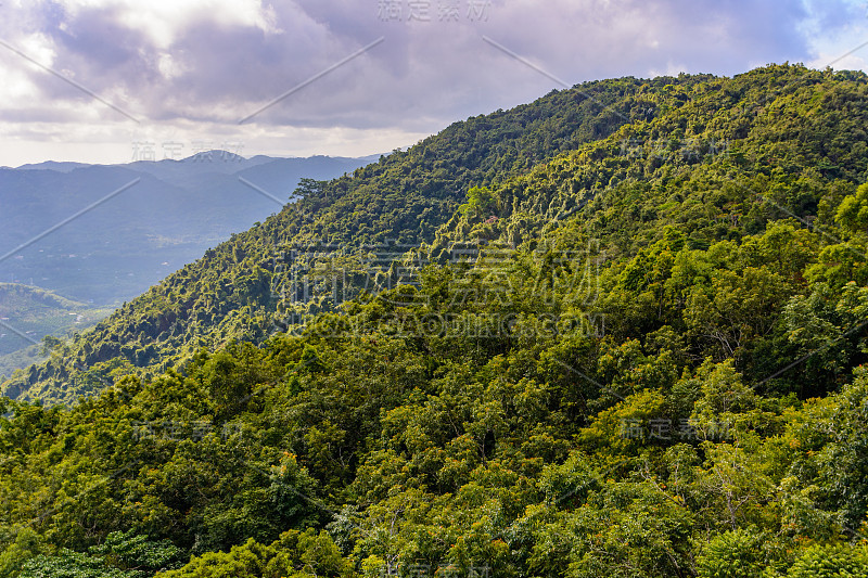 山、热带森林、野田公园和三亚市的全景。Yanoda热带雨林文化旅游区，海南岛亚龙湾热带天堂森林公园。