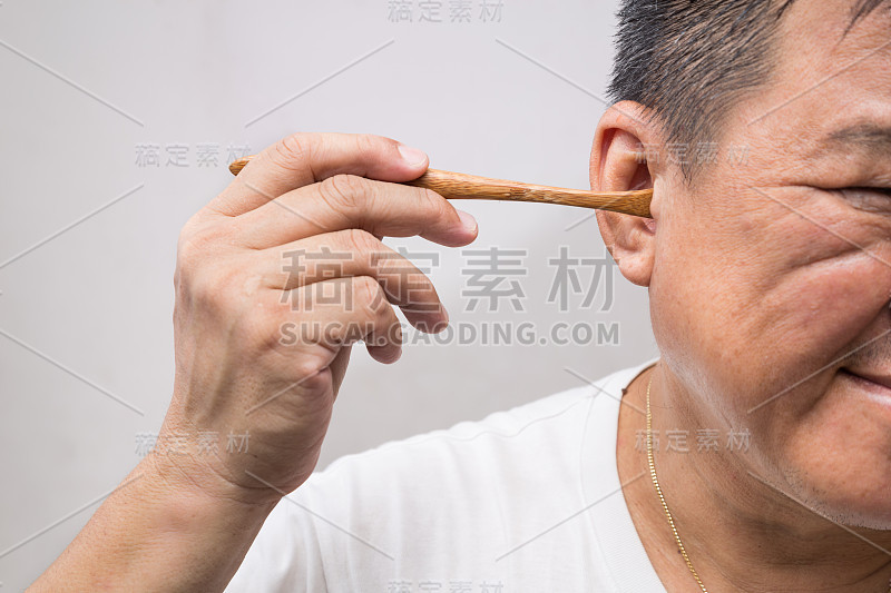 男子不卫生地用木棍清洁耳朵