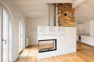 现代客厅，中间有壁炉