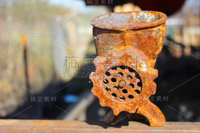 生锈的菜刀躺在明亮的背景上