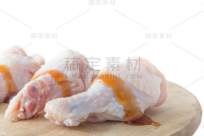 白底木砧板上的生鸡腿
