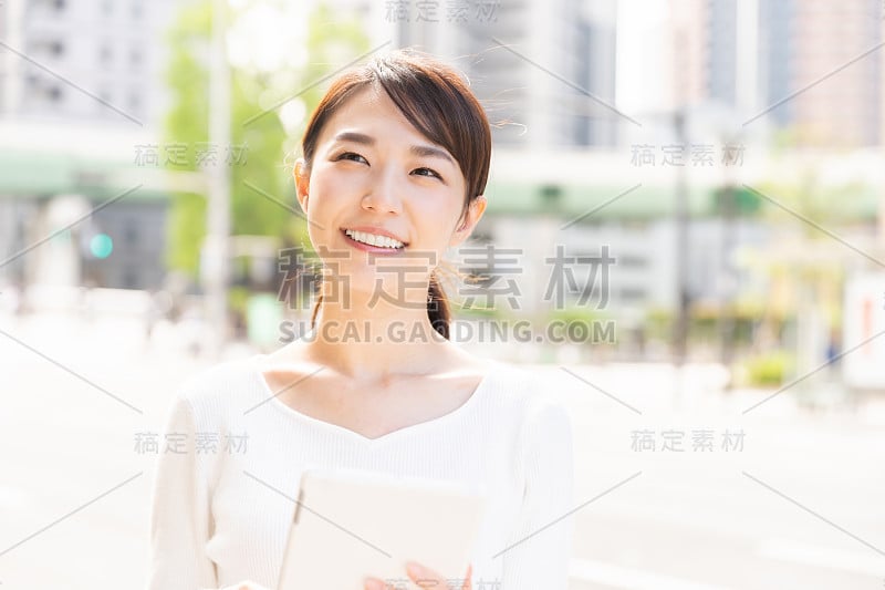 亚洲女人看平板电脑