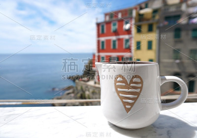 海边窗台上的咖啡杯