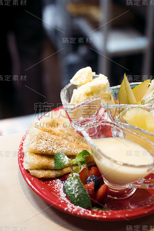 厨师的特色菜呈上餐桌