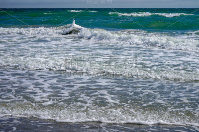 海滩上碧蓝的海水