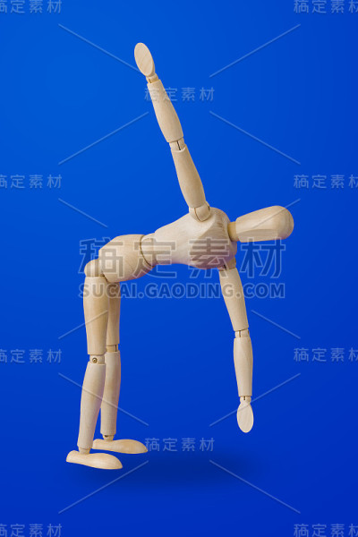 运动木制玩具人物在蓝色