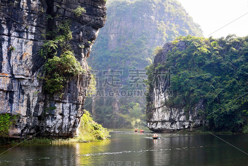 风景优美，有青山、湖、船