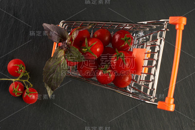 杂货店购物车里的新鲜蔬菜。