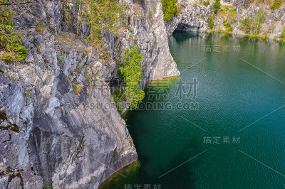 自然景观有河流和岩石