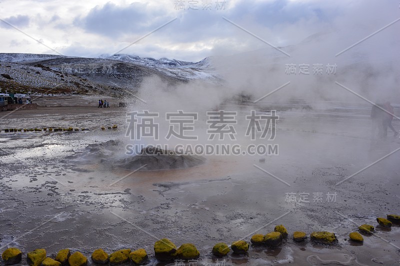 智利阿塔卡马沙漠，塔肖间歇泉正在下雪