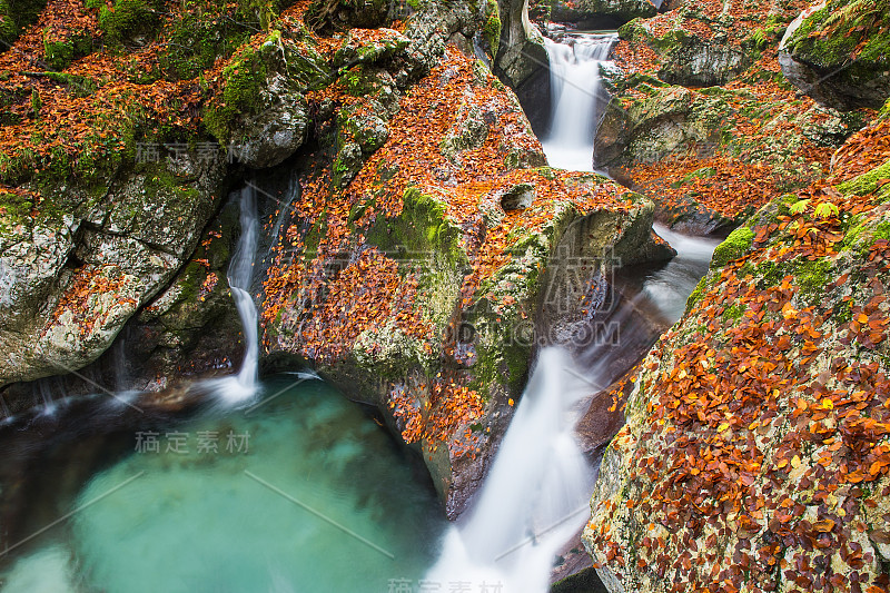 苏尼克水树林，山区河流峡谷与瀑布在秋天的颜色，莱彭卡河，Bovec，斯洛文尼亚