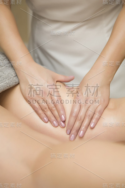 在水疗中心做腿部按摩的女人