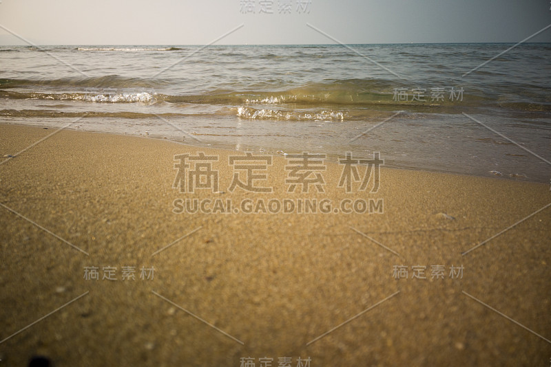 海边的沙滩和小海浪