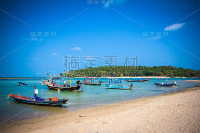 沙滩上的小船俯瞰着岛屿